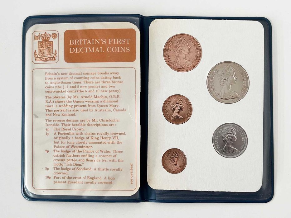 Coleção de primeiras moedas Britânicas no sistema decimal.