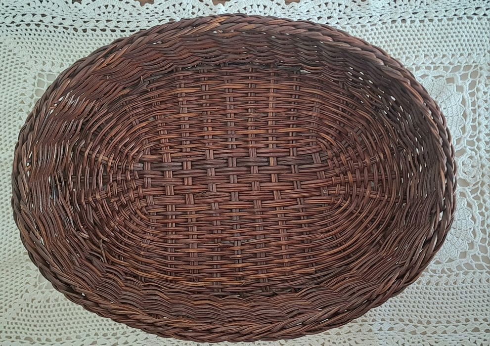 cesta oval de vime castanho escuro.