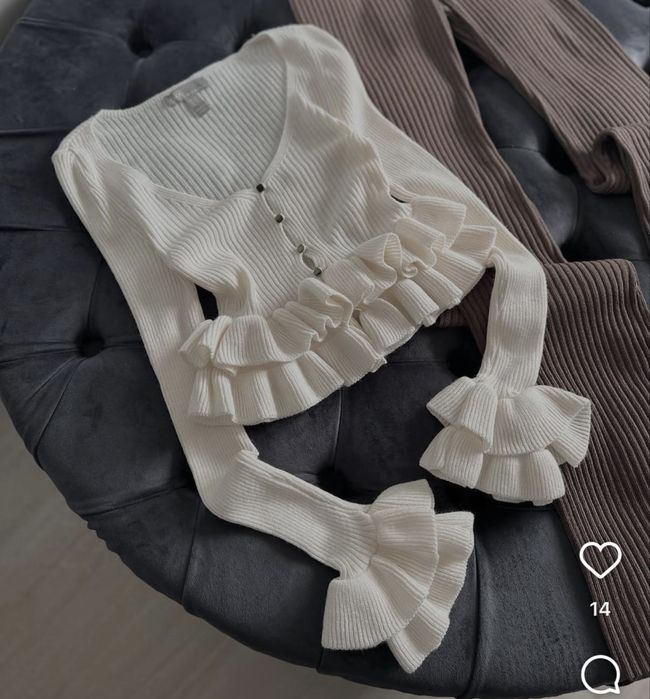 Біла кофтинка з рюшами Asos