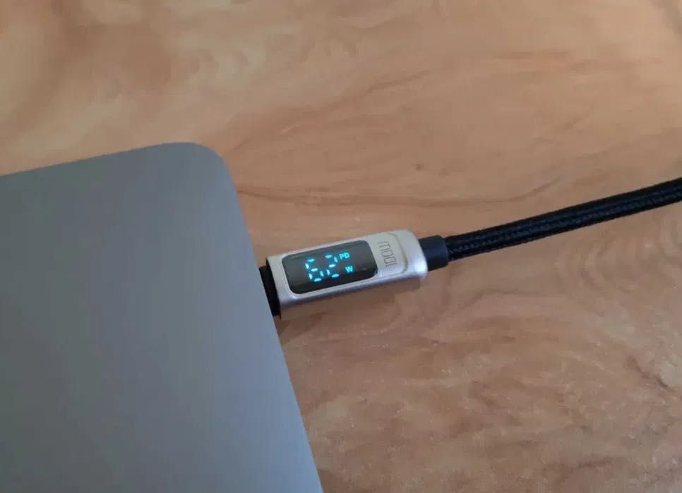 Cabo USB-C em tecido nylon (Mac/ iPhone) c/ ecrã (100 W) **novo**