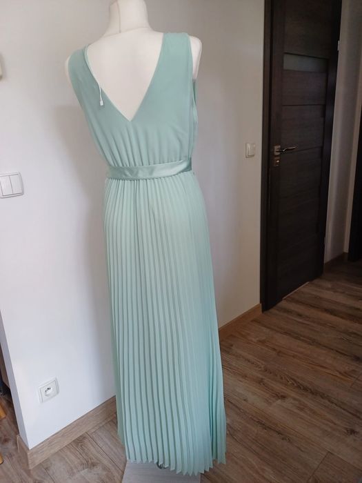 Elegancka sukienka plisowana bez rękawa Amisu rozm 38/40.