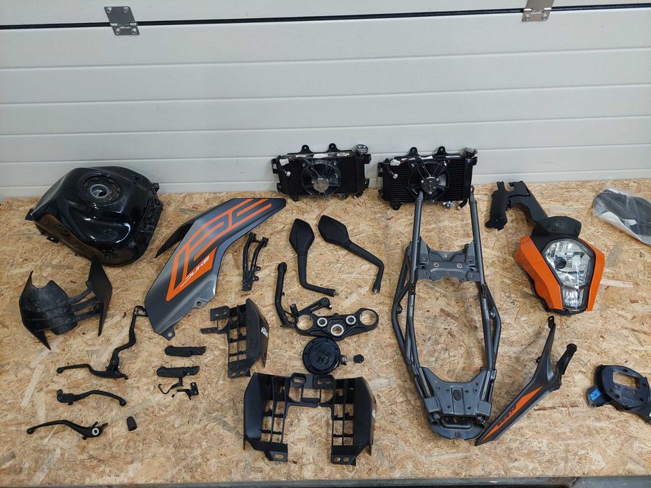ktm duke 125 390 owiewka bok lampa zbiornik stelaż lusterko chłodnica