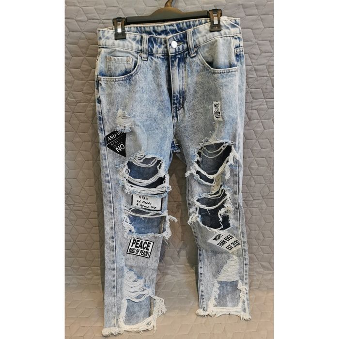 Spodnie z dziurami oraz zdobione cyrkoniami