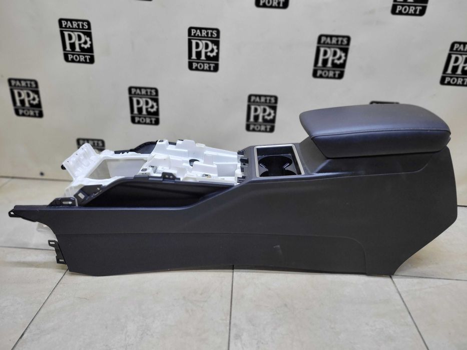 Консоль центральна в сборі чорна щкіра Mitsubishi Outlander 2022 2023+