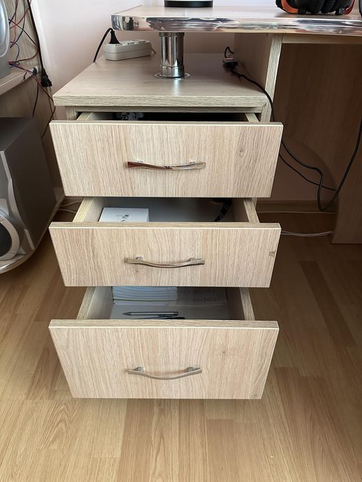 Продається комп'ютерний стіл.