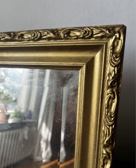 Lustro w drewnianej ramie koloru zlotego