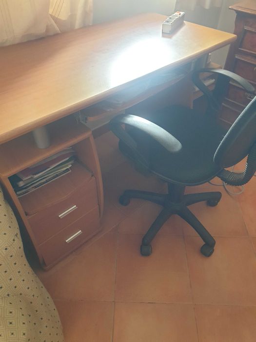 Secretária mais cadeira