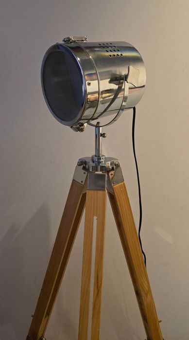 Lampa stojąca, oryginalna na statywie.