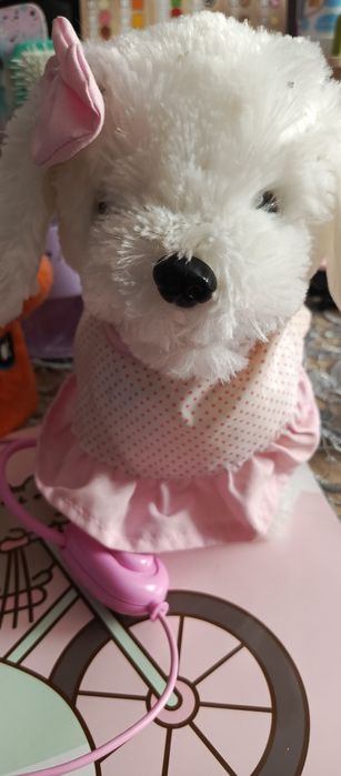 Interaktywny biały piesek na smyczy