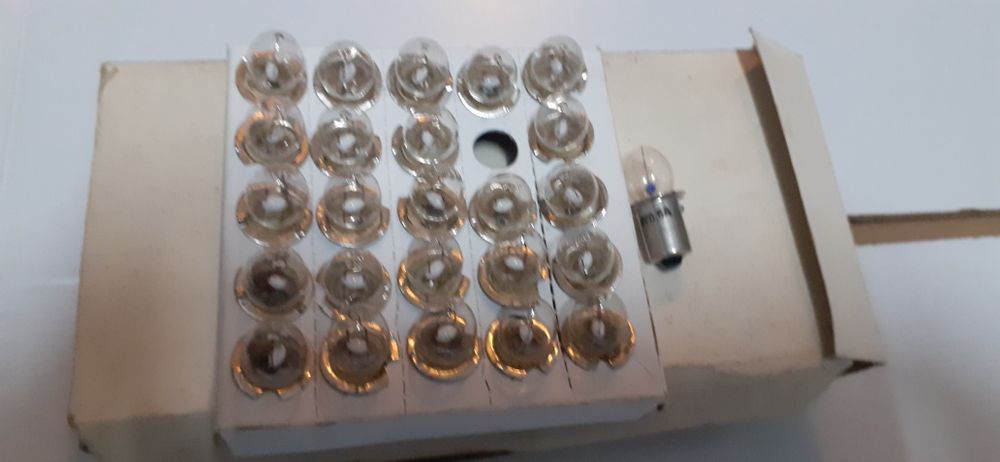 Várias lâmpadas novas