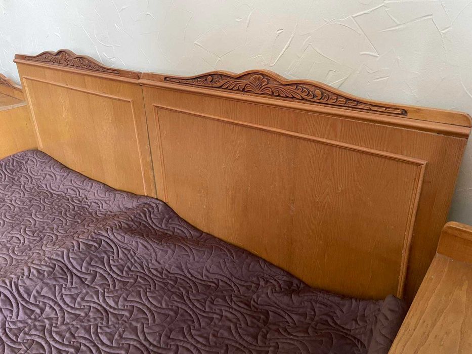 Спальня ліжко дві тумби трюмо шафа