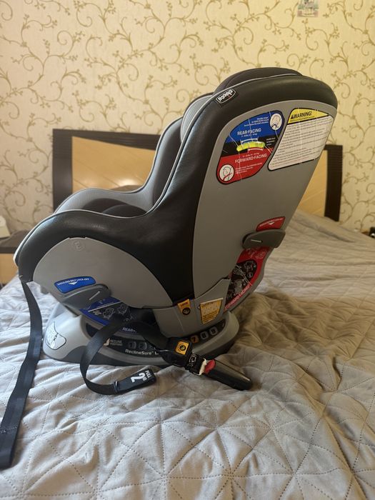Автокрісло Chicco NextFit ZIP від 2,2 кг до 29,4 кг.