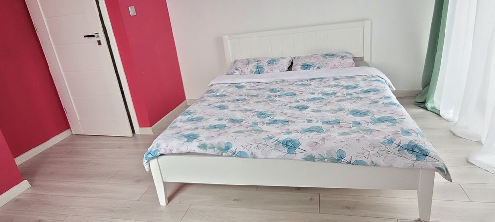 Łóżko białe że stelażem rama bez materaca 160x200