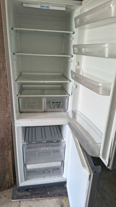 Lodówka w dobrym stanie .