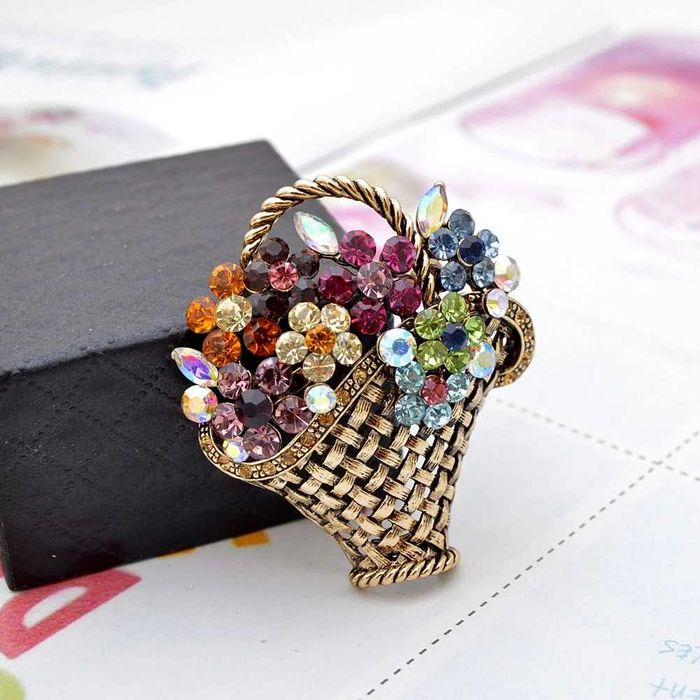 Elegancka broszka koszyk kwiatów 4 cm