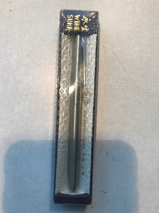 Коллекция пишущих ручек /шариковые и перьевые/