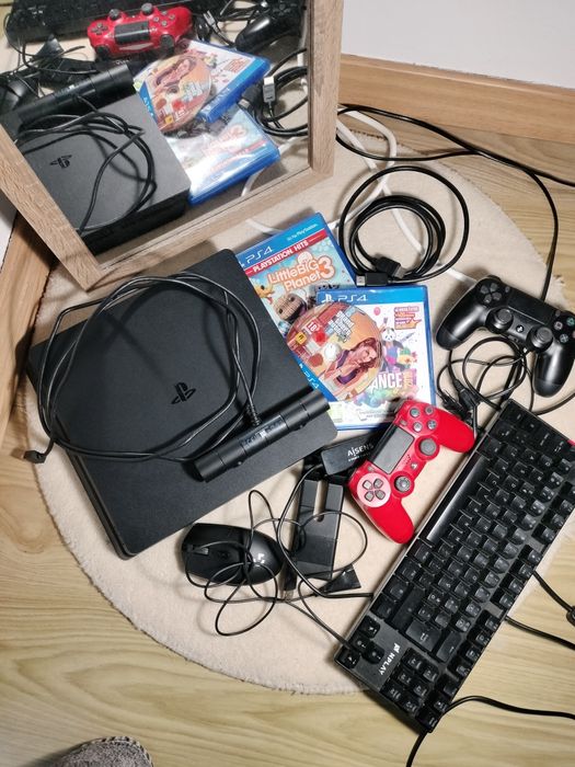 Pack Gaming Completo: PS4 Slim + Câmara + 2 Comandos + 3 Jogos + Setup Teclado/Rato