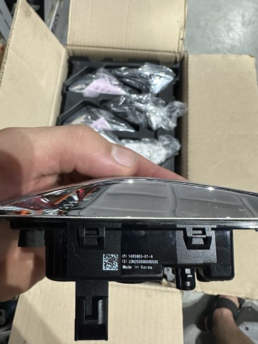 Tesla Model 3 2018-2021 камера в крило  нова оригінал Тесла дорестайл