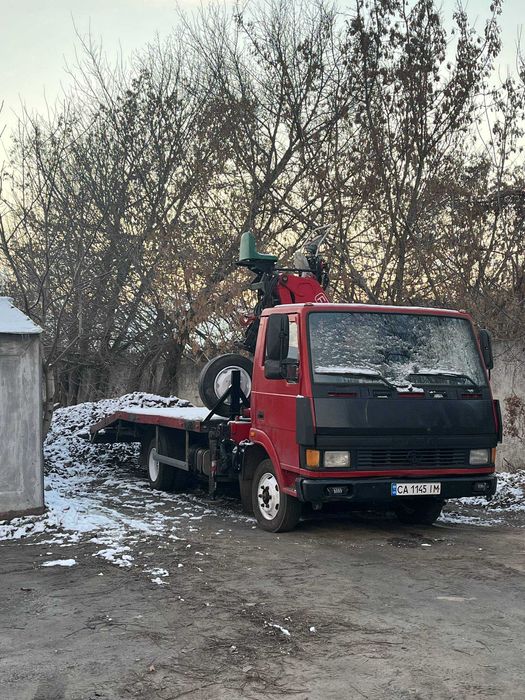 Великий евакуатор з потужним краном/маніпулятором