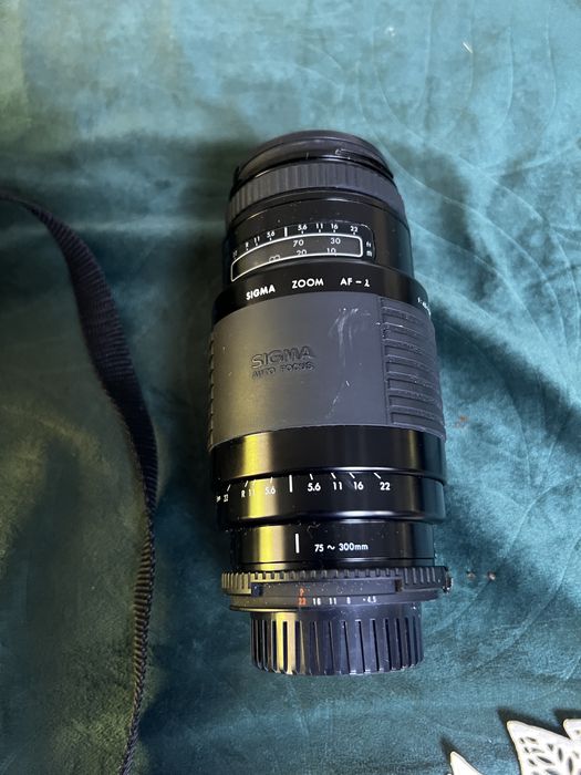 Sigma Zoom AF-APO 75-300mm f/4.5-5.6 Multi-Coated.