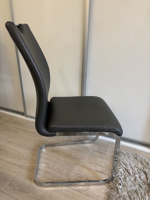 Krzesła w kolorze ciemnej szarości