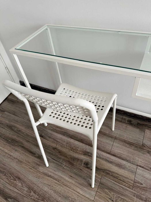 Toaletka biała IKEA  wraz z krzesełkiem