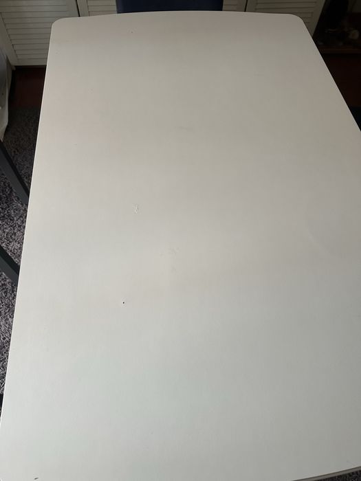 Mesa branca em bom estado