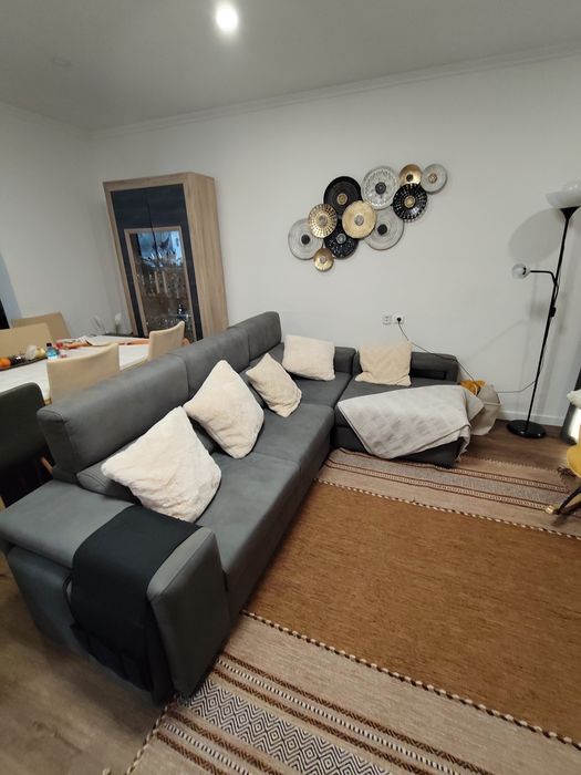 Sofá  3 lugares com Chaise Longue Cinzento – Assentos Deslizantes + Arrumação + 4 Puffs