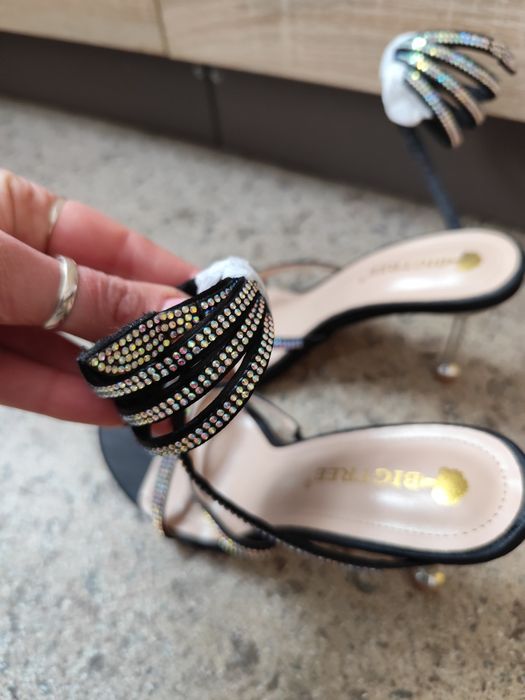 Buty na obcasie błyszczące
