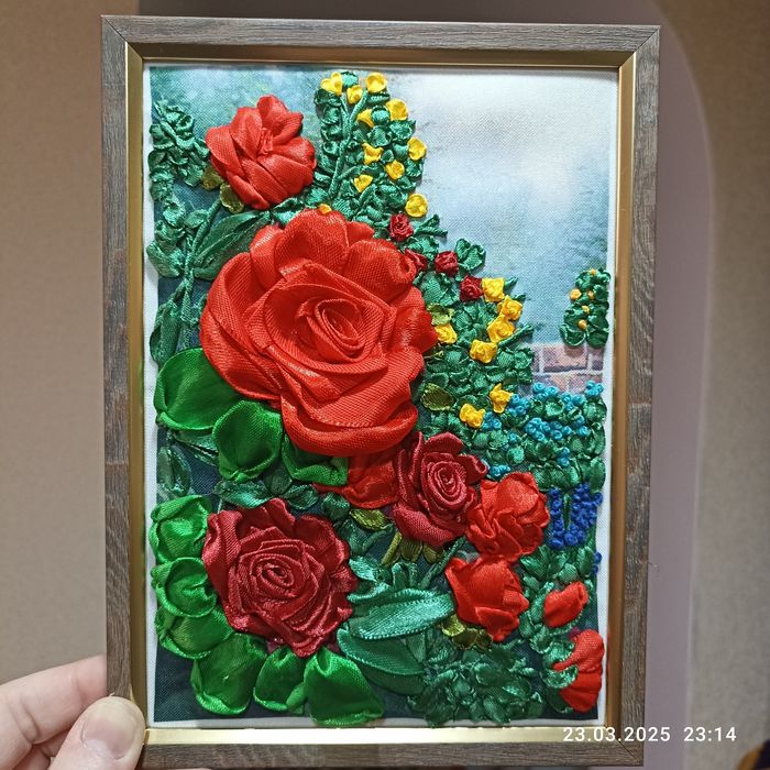 Картина вишита атласними стрічками