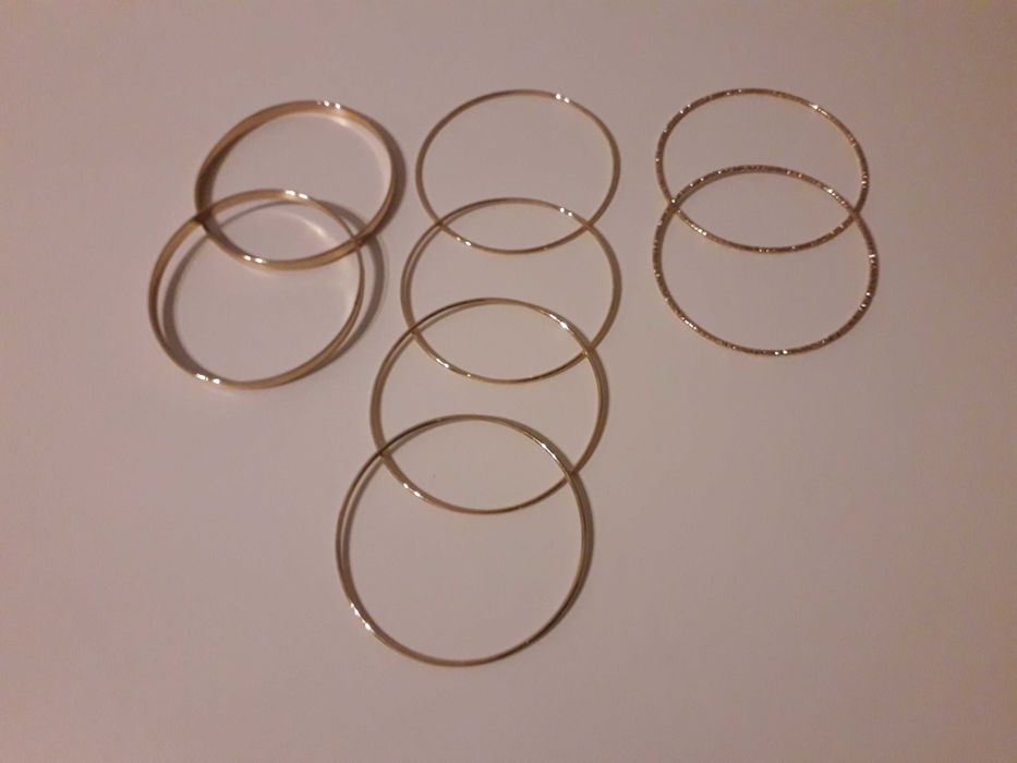 Pulseiras douradas
