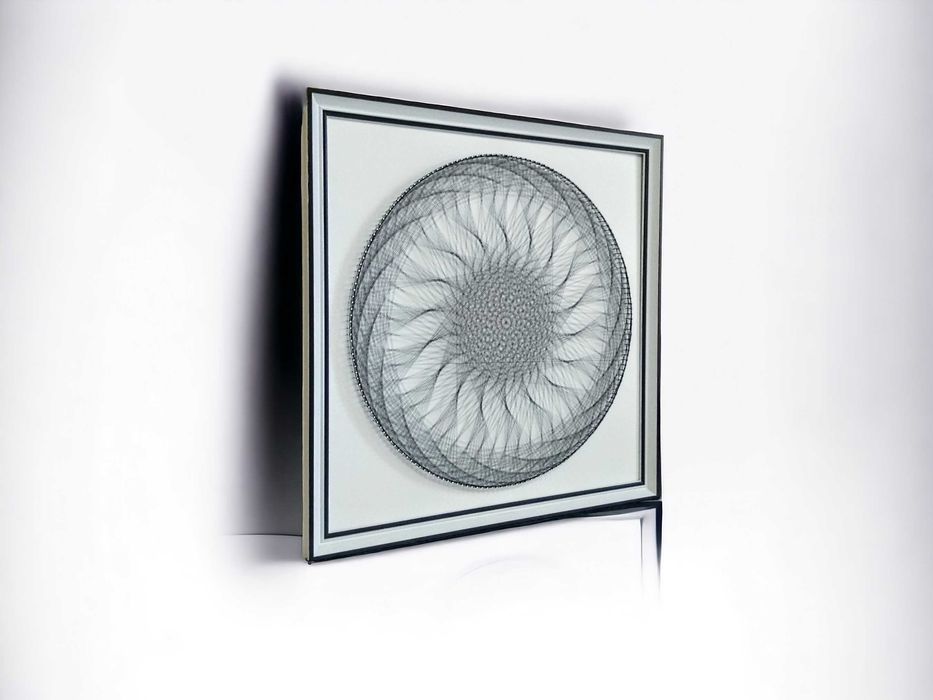 Картина-мандала у техніці String Art.