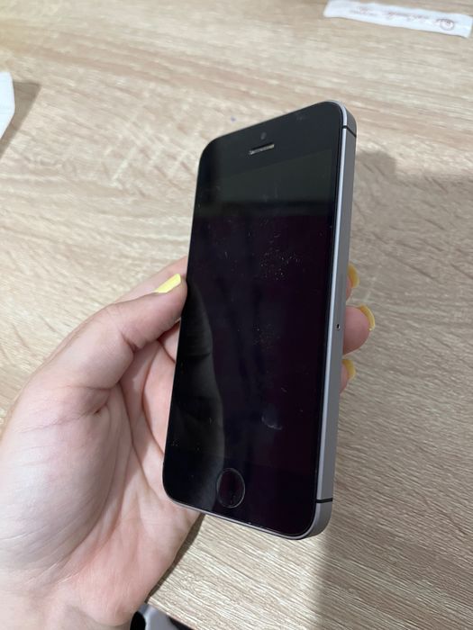 iPhone SE cinzento escuro