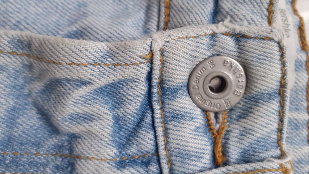 Spódnica spódniczka mini jeans jeansowa dżins dziury rozdarcia Bershka