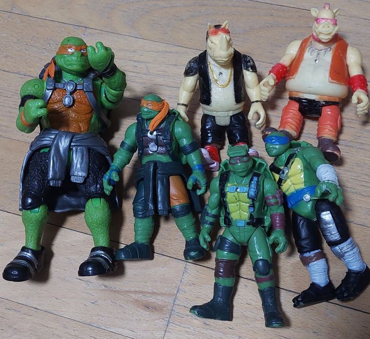 Коробка з різними іграшками