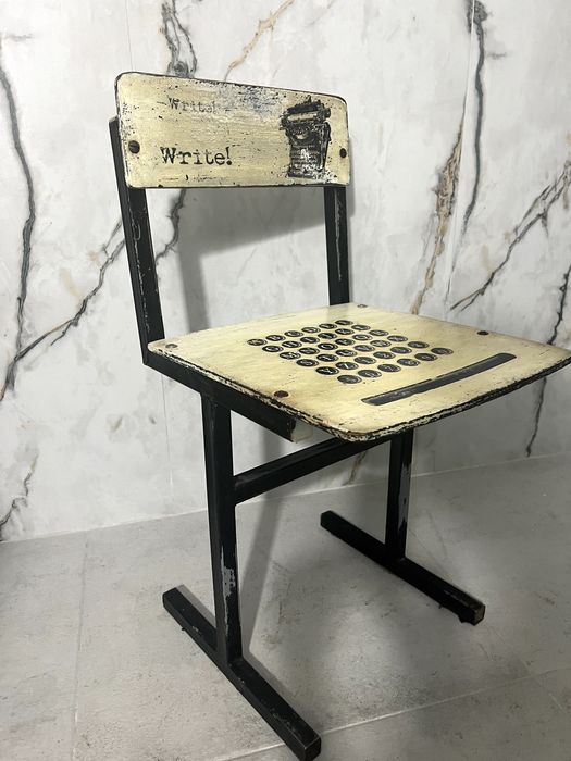 Стілець вінтажний на металевій основі