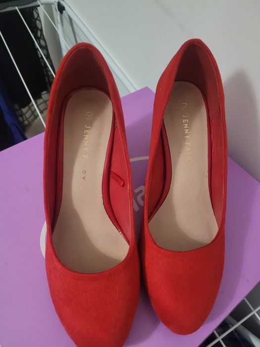 Czerwone buty na obcasie