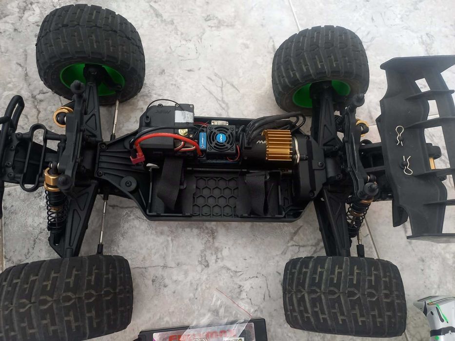 Carro radio control Maverick 1:10 como novo completo