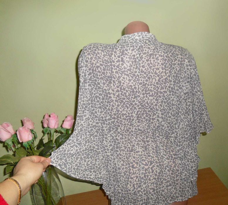 блузка цікавого кроя 48 размер