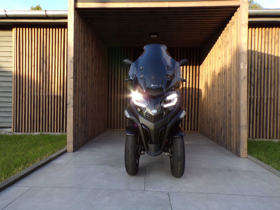 Piaggio MP3 400 HPE najnowszy model kolor Czarny Mat + Oryginalny Kufer OEM.