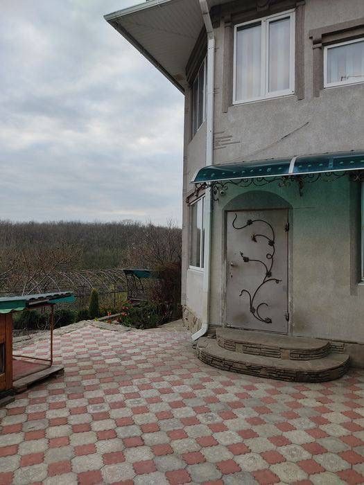 Купите добротный дом в Ямбурге/Днепровое с красивым видом на Днепр