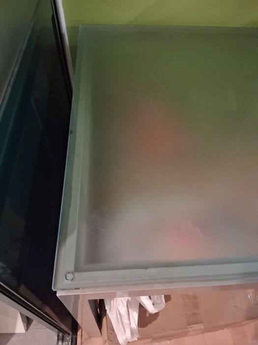 Mesa em metal cinza com tampo de vidro