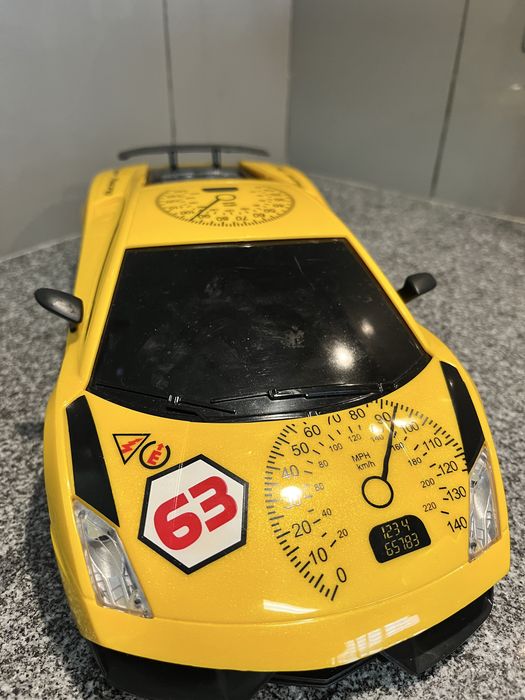 Carro de corrida amarelo