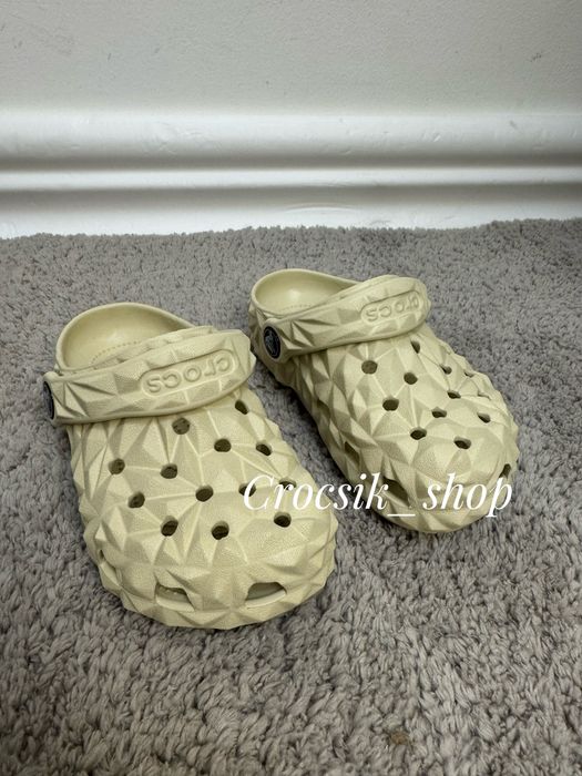 Дитячі крокси на дівчинку crocs Classic Geometric kids