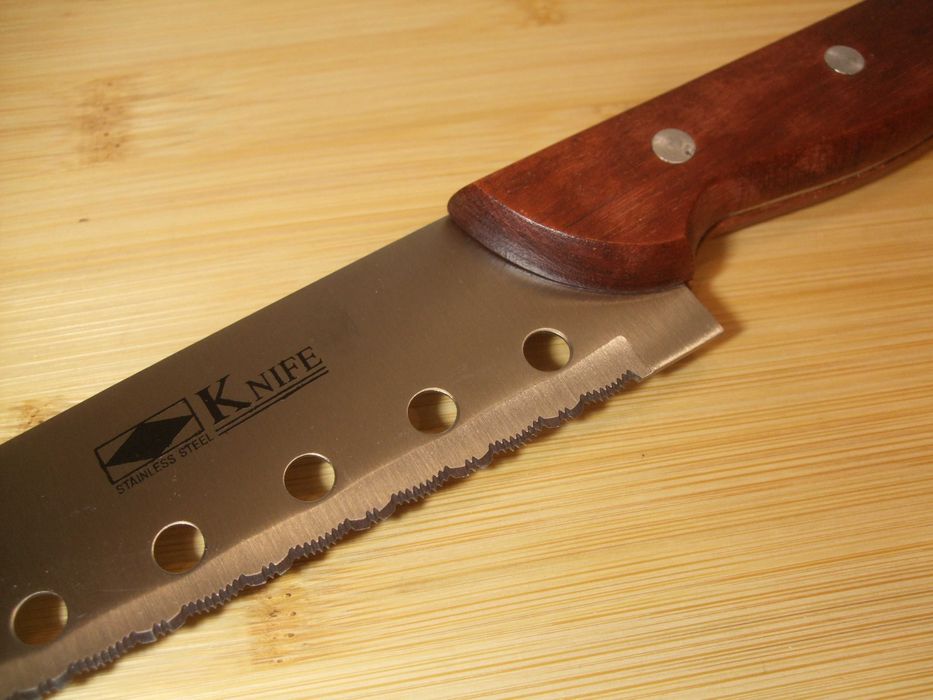 Nóż SZEFA KUCHNI z OTWORAMI Drobna Piłka do Warzyw PIECZYWA 16/30 cm.