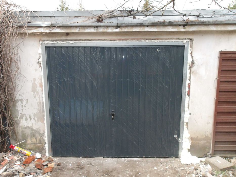 Brama garażowa Brama uchylna BRAMA NA WYMIAR Bramy garażowe do muru