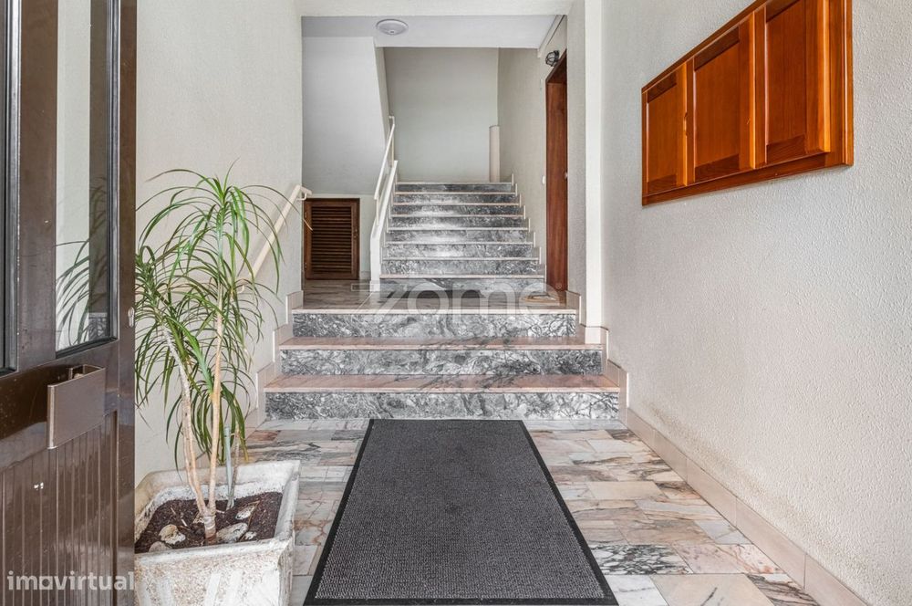 Apartamento T3 de cobertura, com terraço e garagem