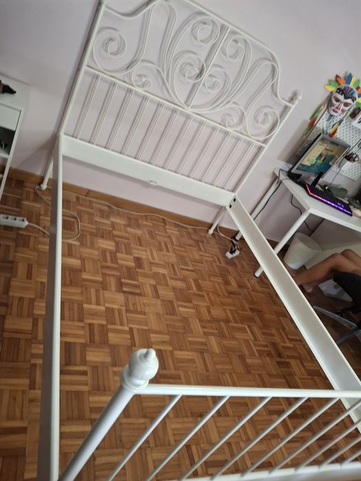 Cama de casal em ferro IKEA