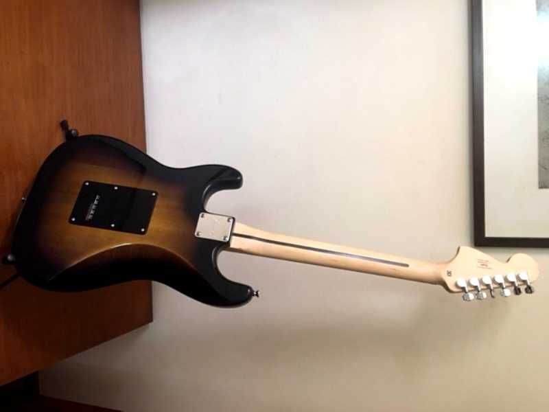 Guitarra Stratocaster em estado novo