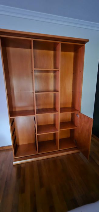 Cristaleira cerejeira maciça moderna